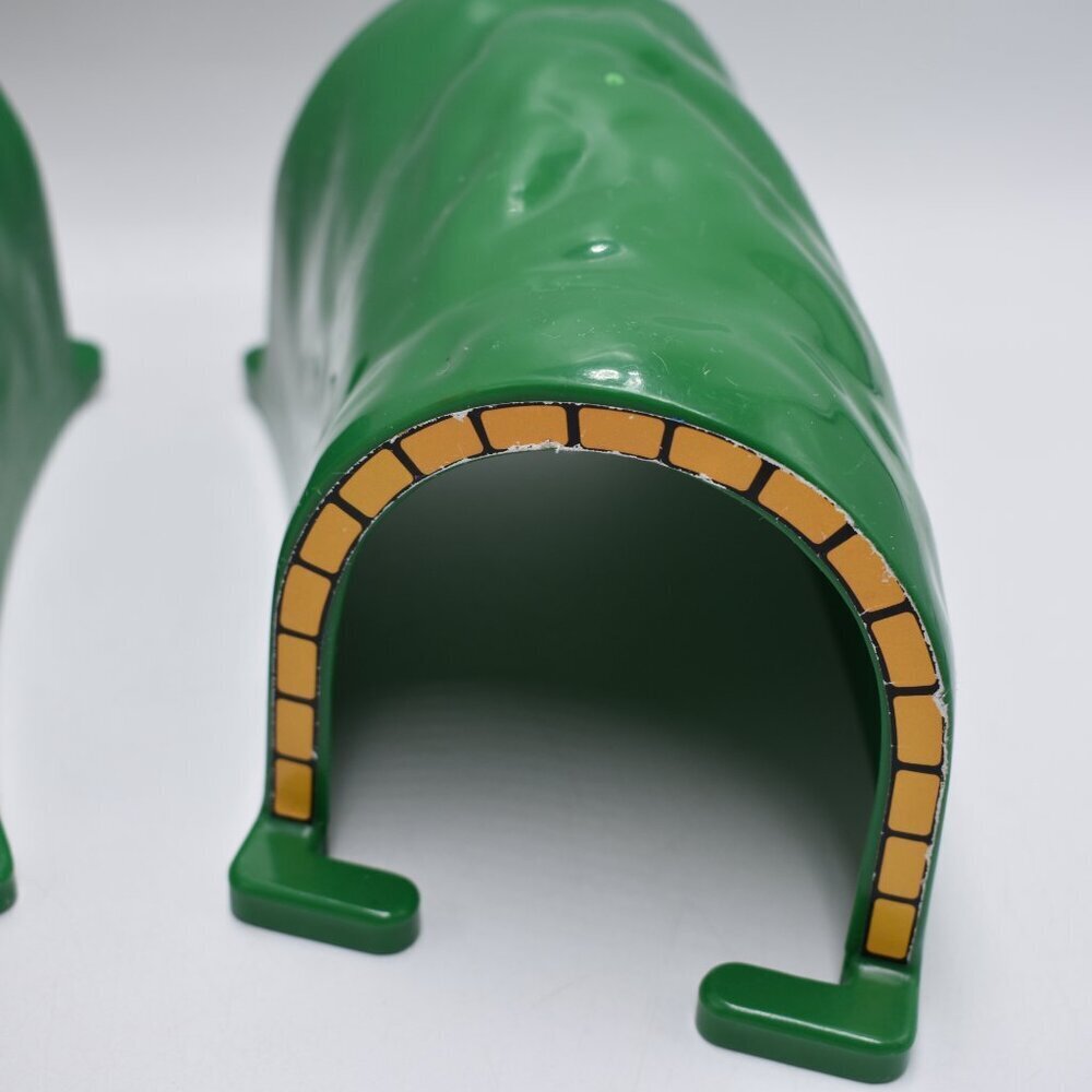 Tomy Thomas and Friends Trackmaster Train x 2 Curved Green Mountain Tunnel 2001 - Picture 4 of 11